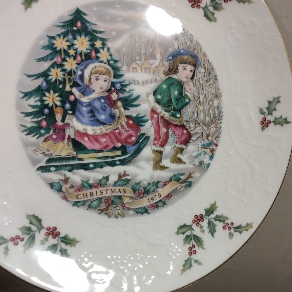 Royal Doulton Vintage Christmas Plate from 1979.